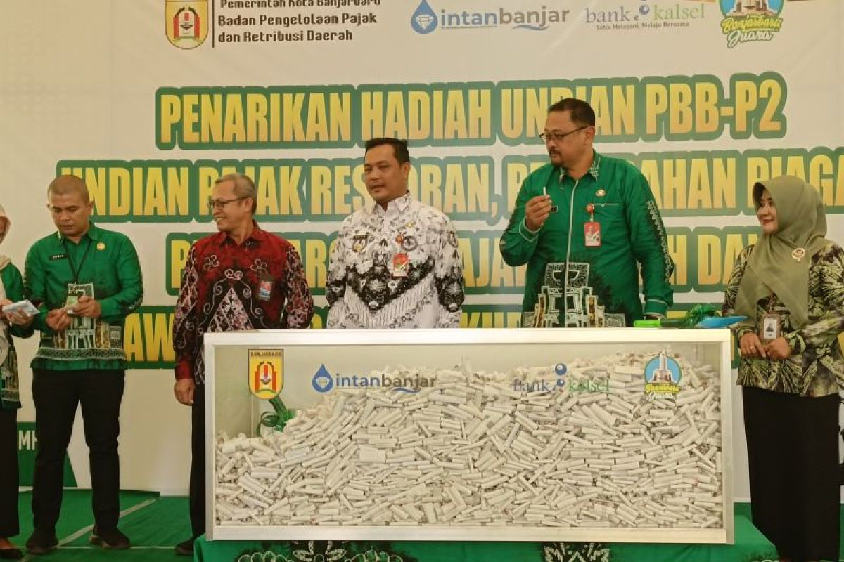 Kalsel kemarin, Wali Kota Banjarbaru tarik undian umroh hingga Bupati Banjar tinjau pasar