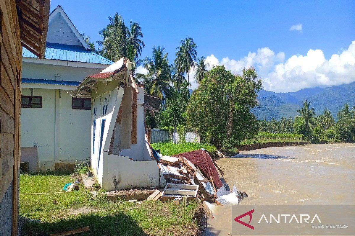 Gedung Pramuka STAIN Madina roboh dihantam Sungai Batang Gadis