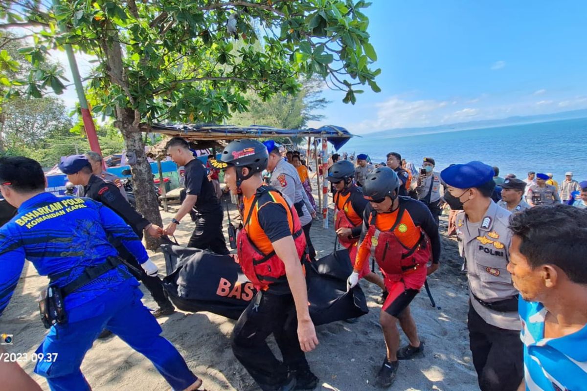 Tim SAR Mataram evakuasi  mayat di Pantai Jeranjang