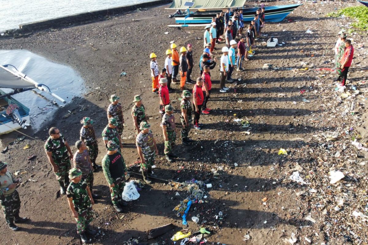 Jaga lingkungan dan kesehatan, Personel TNI Maluku Utara gandeng warga bersihkan sampah