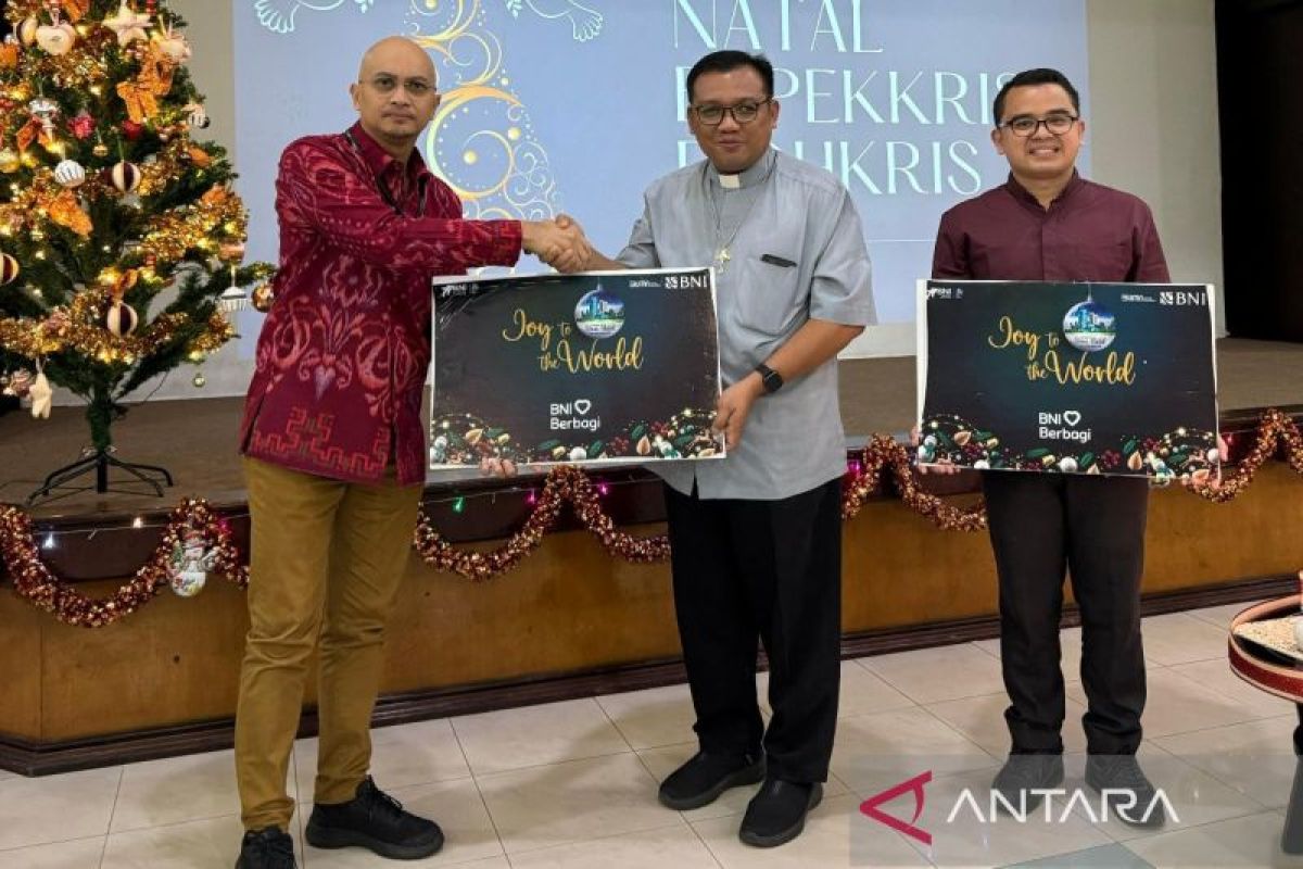 Bank BNI memberikan 2.500 paket sembako kepada gereja dan panti asuhan