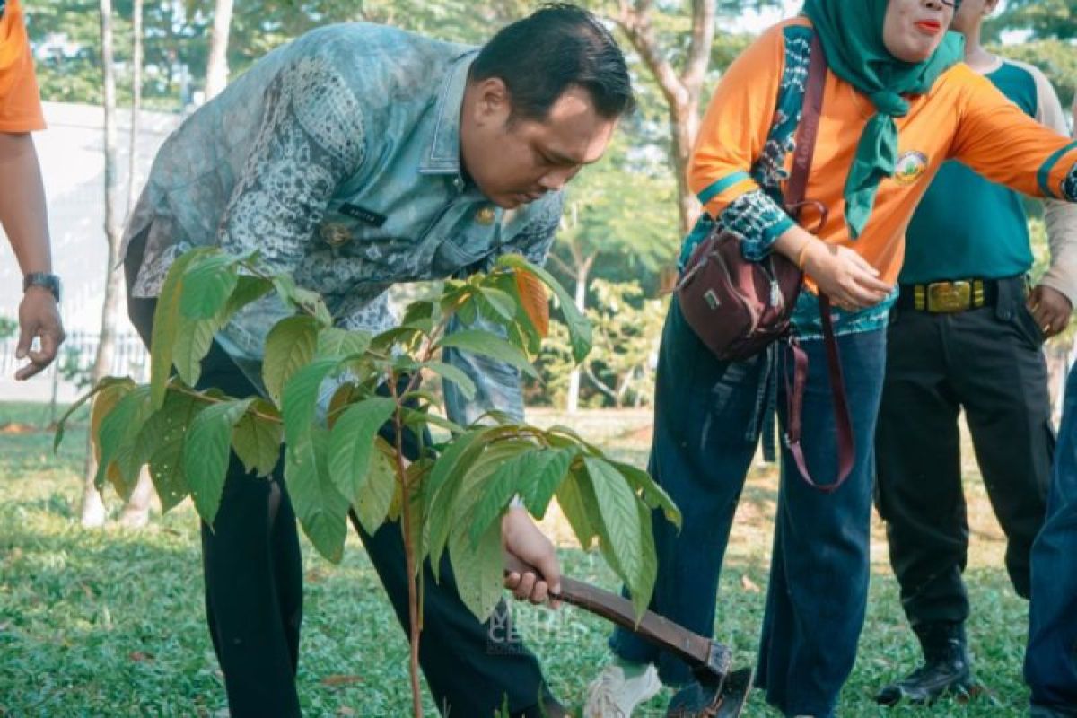 Wali Kota Banjarbaru tanam 