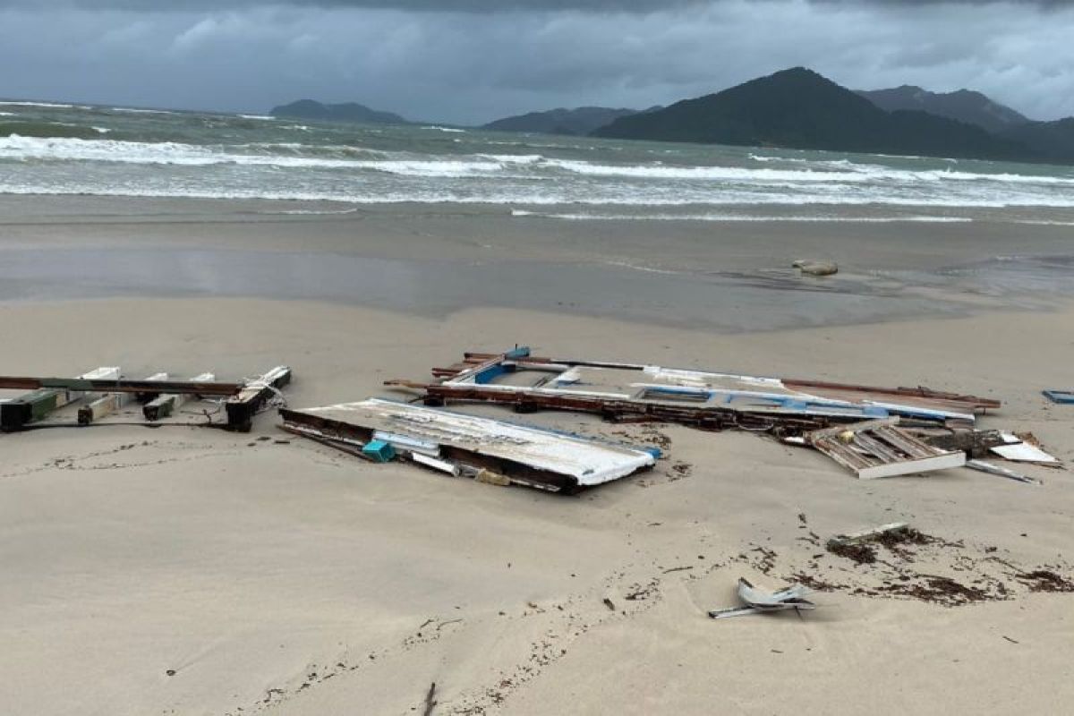 Satu unit tugboat tenggelam di perairan Kepulauan Anambas akibat dihantam gelombang