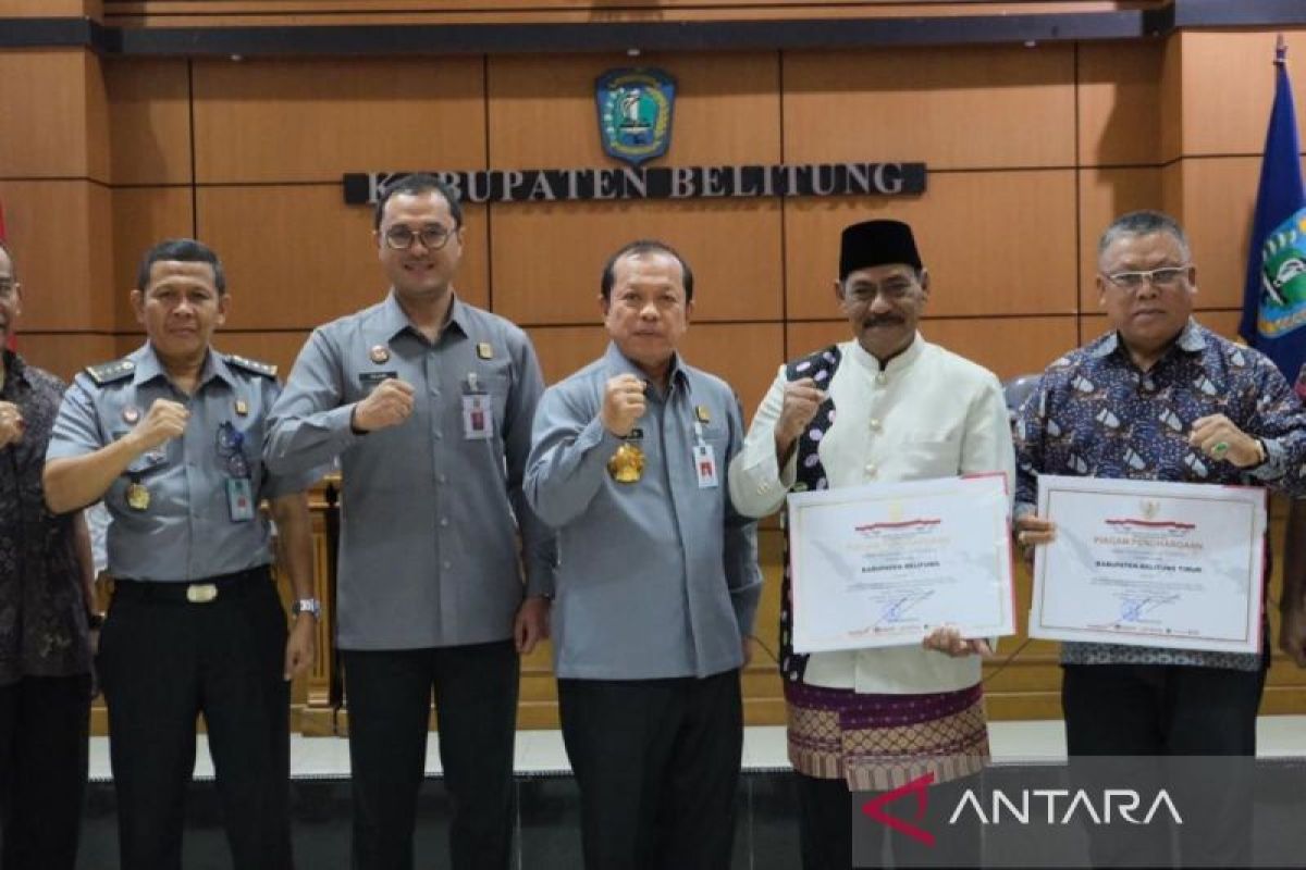Kakanwil Harun Sulianto serahkan penghargaan KKP HAM kepada Pemda Belitung dan Belitung Timur