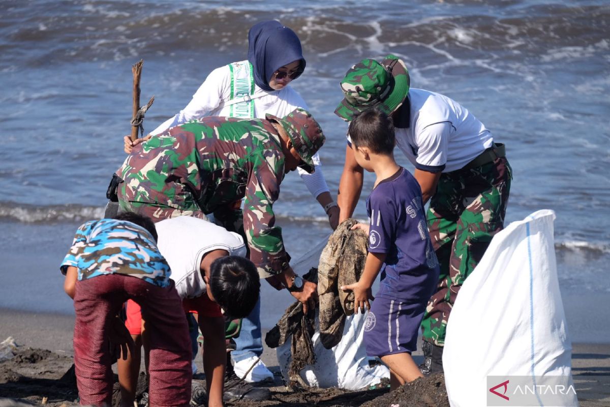 TNI-PLN ajak warga tanam pohon dan bersihkan pantai di Mataram