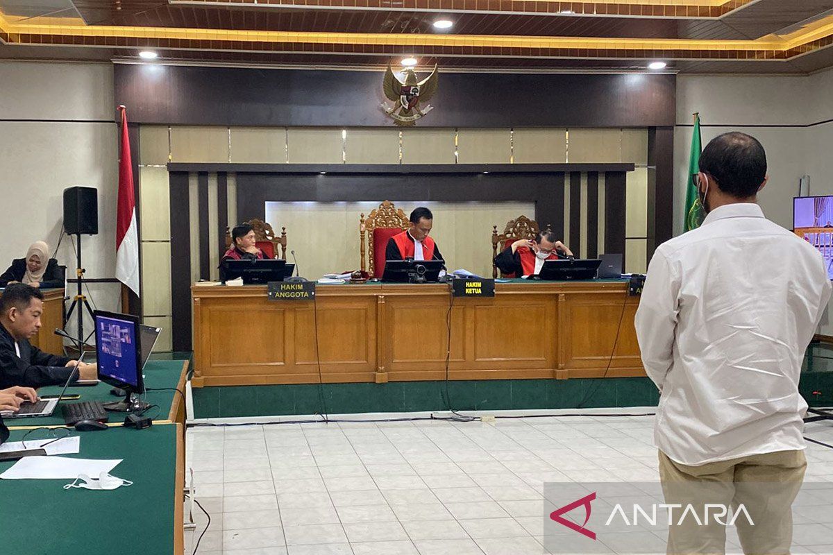 Majelis hakim vonis auditor BPK Riau 4 tahun 3 bulan penjara