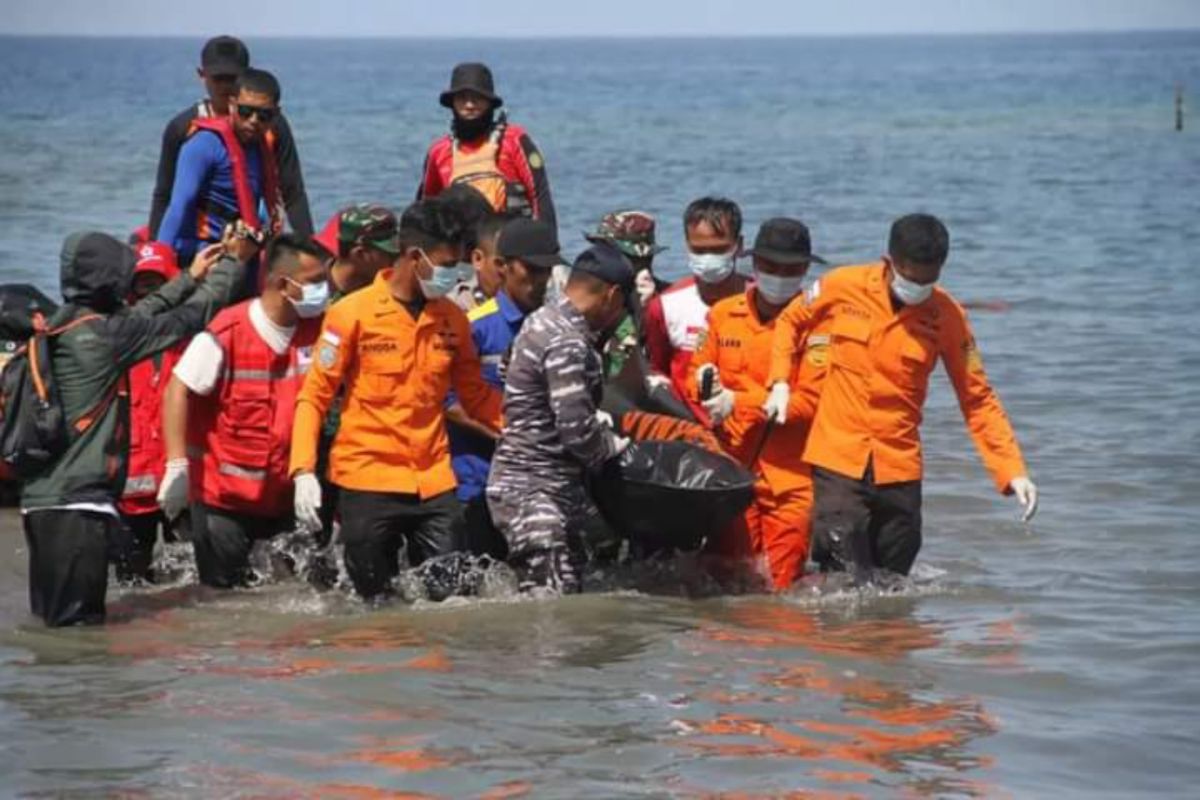 Dua korban kapal tenggelam di Selat Makassar Mamuju dalam pencarian