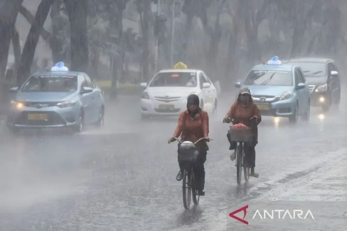 Hujan terpa daerah di Indonesia