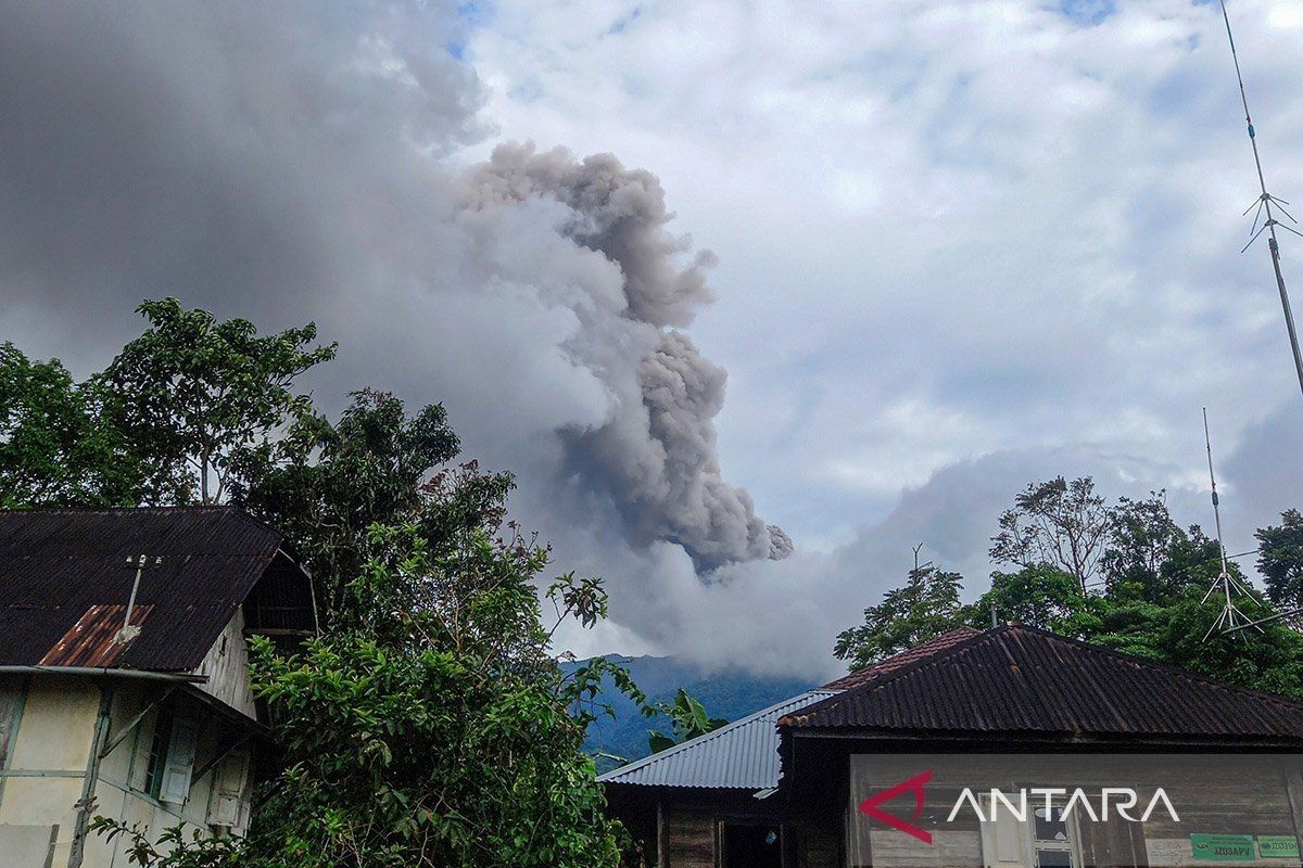 Gunung Marapi Sumatera Barat kembali erupsi dengan asap letusan skala besar