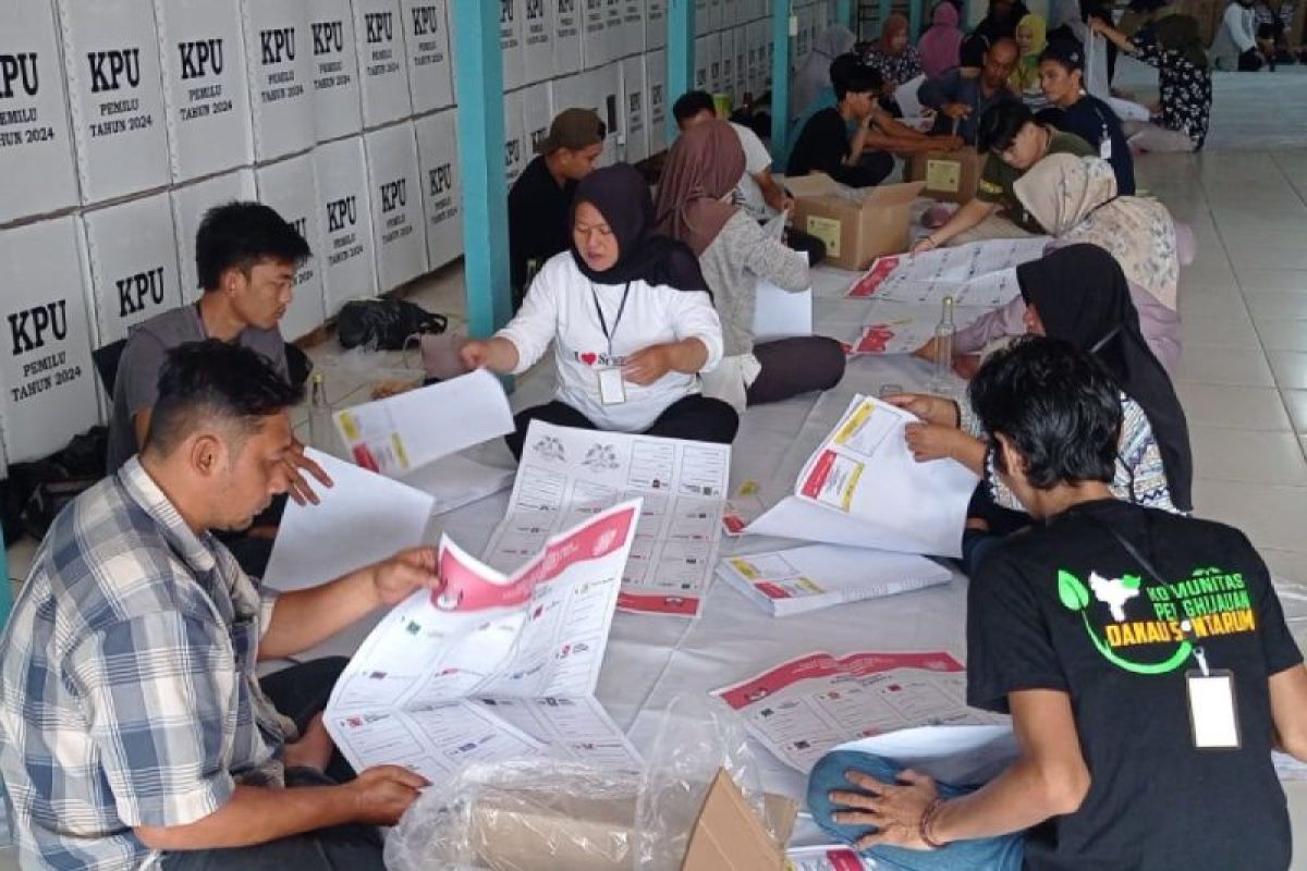 KPU Kapuas Hulu sortir - lipat surat suara Pemilu 2024