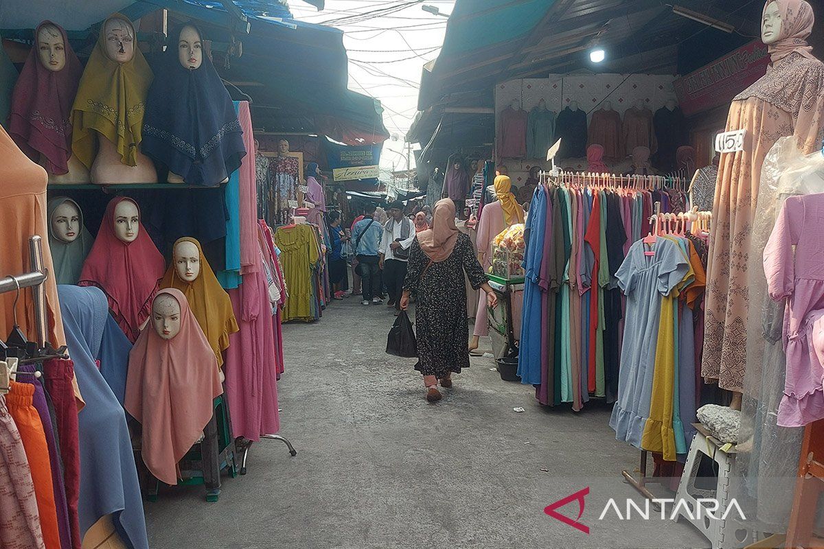 Jelang Natal, Pasar Tanah Abang tampak sepi pengunjung