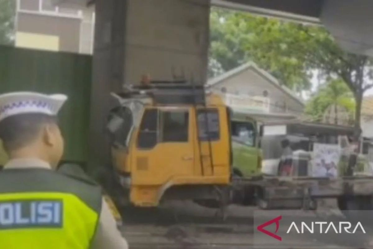Insiden truk tabrak stasiun LRT di Sumsel tak ganggu operasional