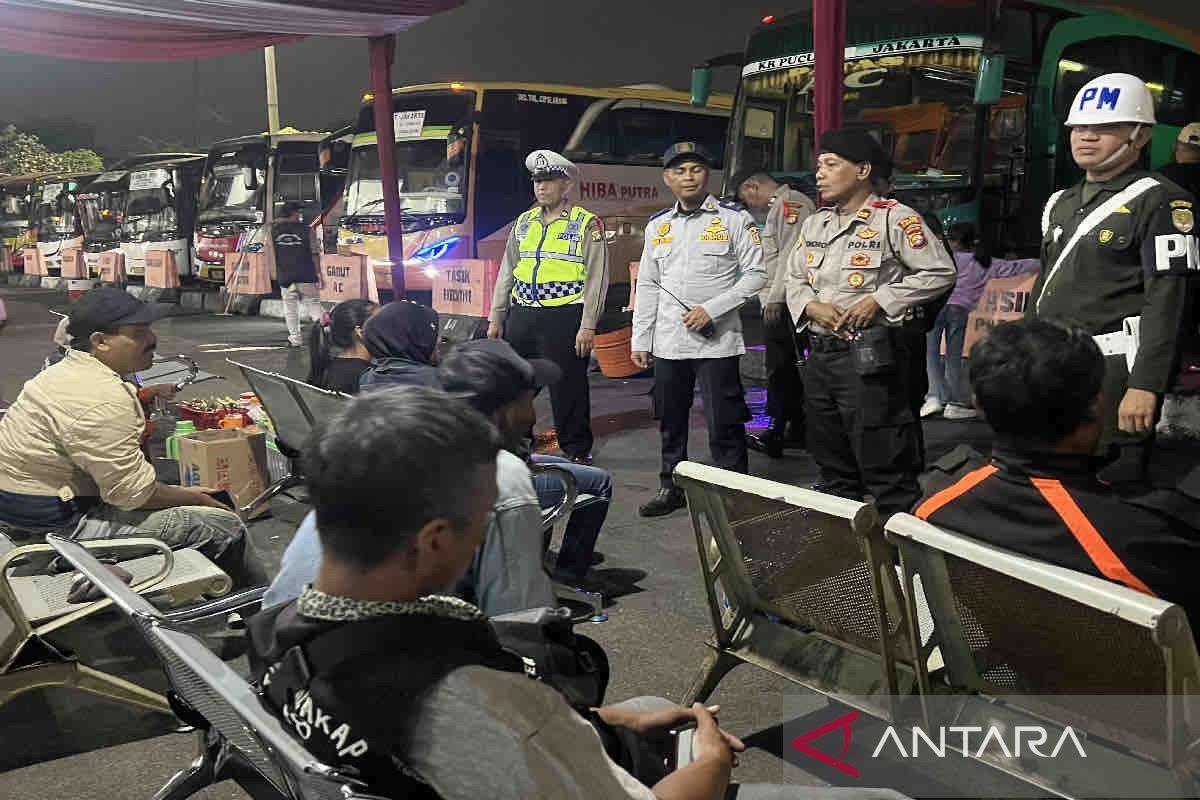 TNI dan Polri keliling imbau pemudik di Terminal Kp Rambutan agar waspada