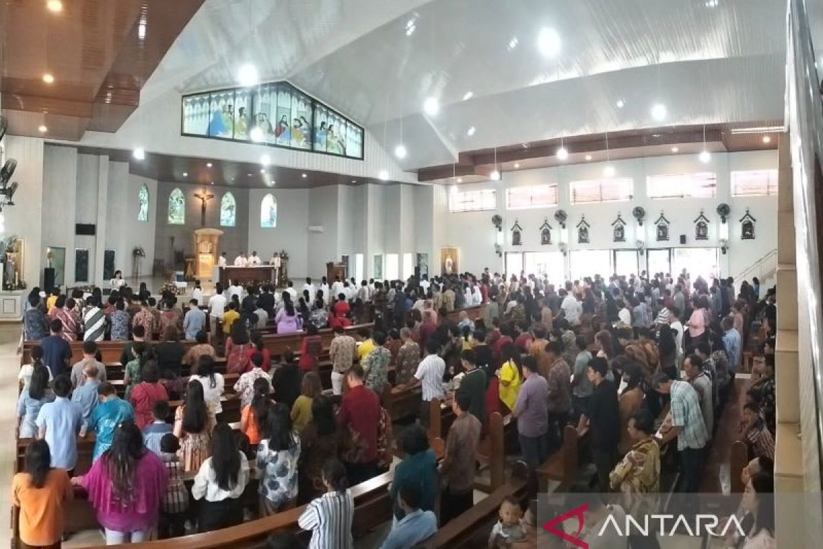 Gereja Paroki Regina Pacis Tanjung Pandan siapkan kursi tambahan untuk Misa Natal