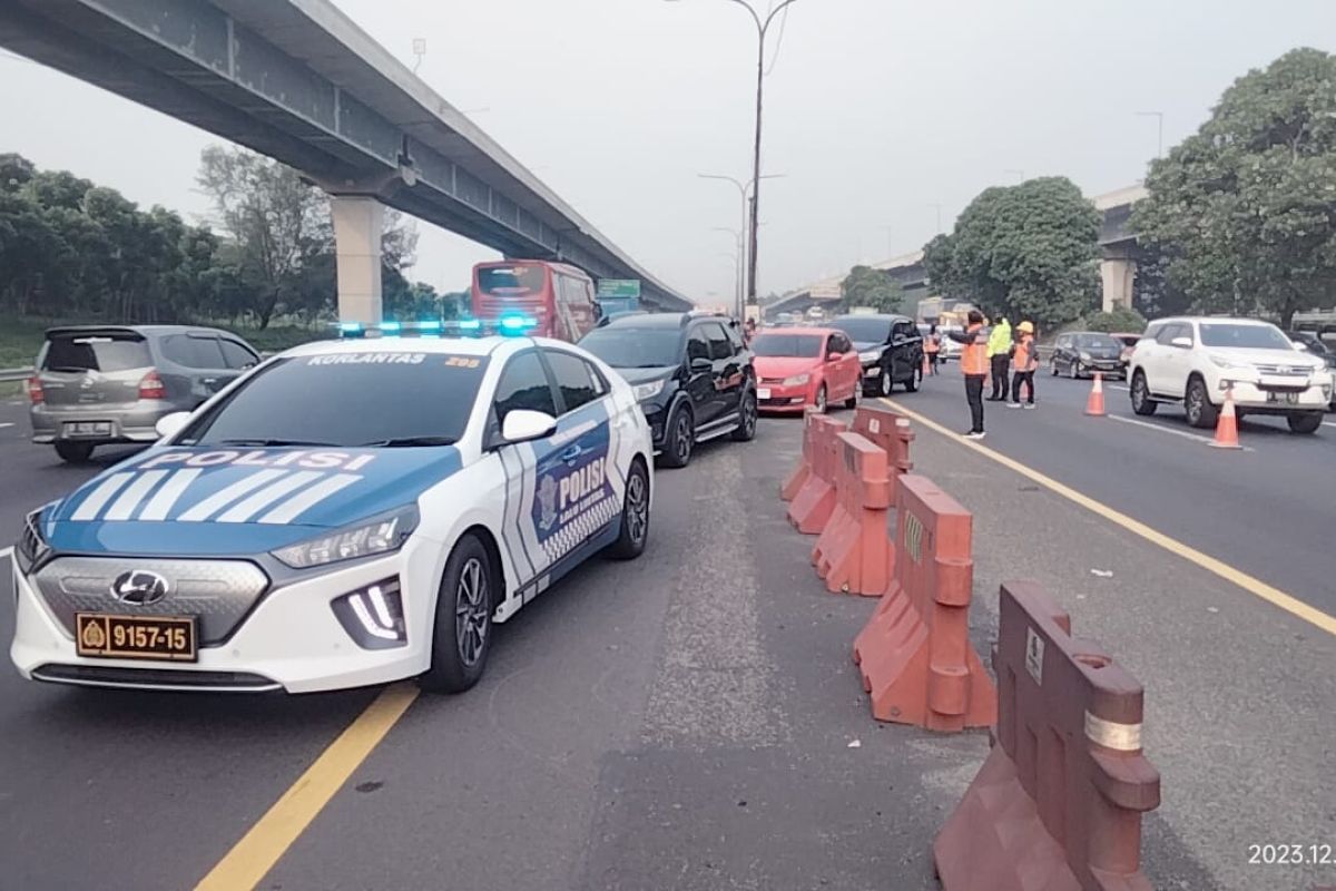 Officers apply 18-km contraflow on Jakarta-Cikampek Toll Road