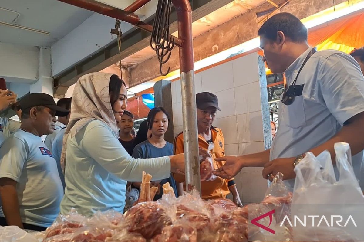 Relawan Prabowo-Gibran menggelar bazar murah sambil paparkan visi misi