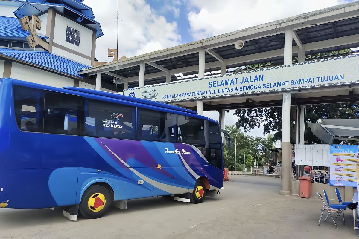 Bus layak jalan diberikan stiker di Terminal Rajabasa Bandarlampung