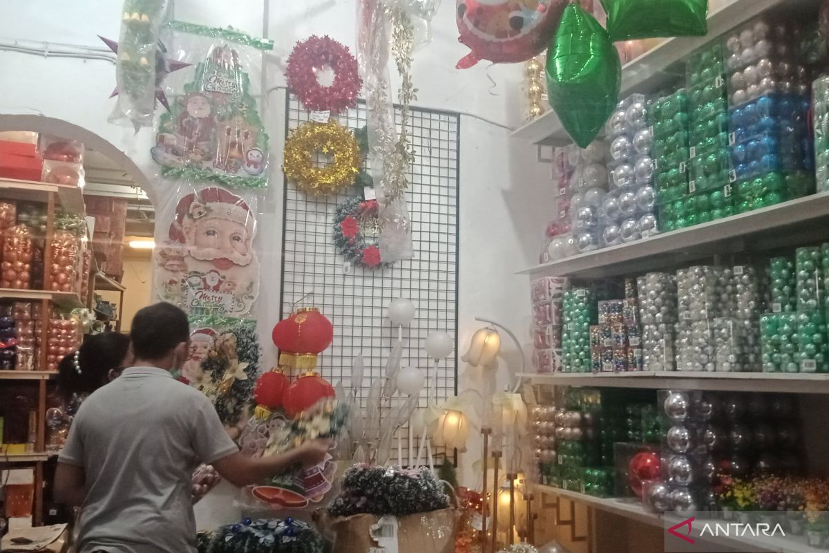 Pasar Asemka jadi pilihan masyarakat berburu pernak-pernik Natal