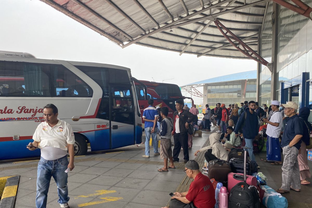 Terminal Terpadu Pulogebang alami peningkatan penumpang jelang natal