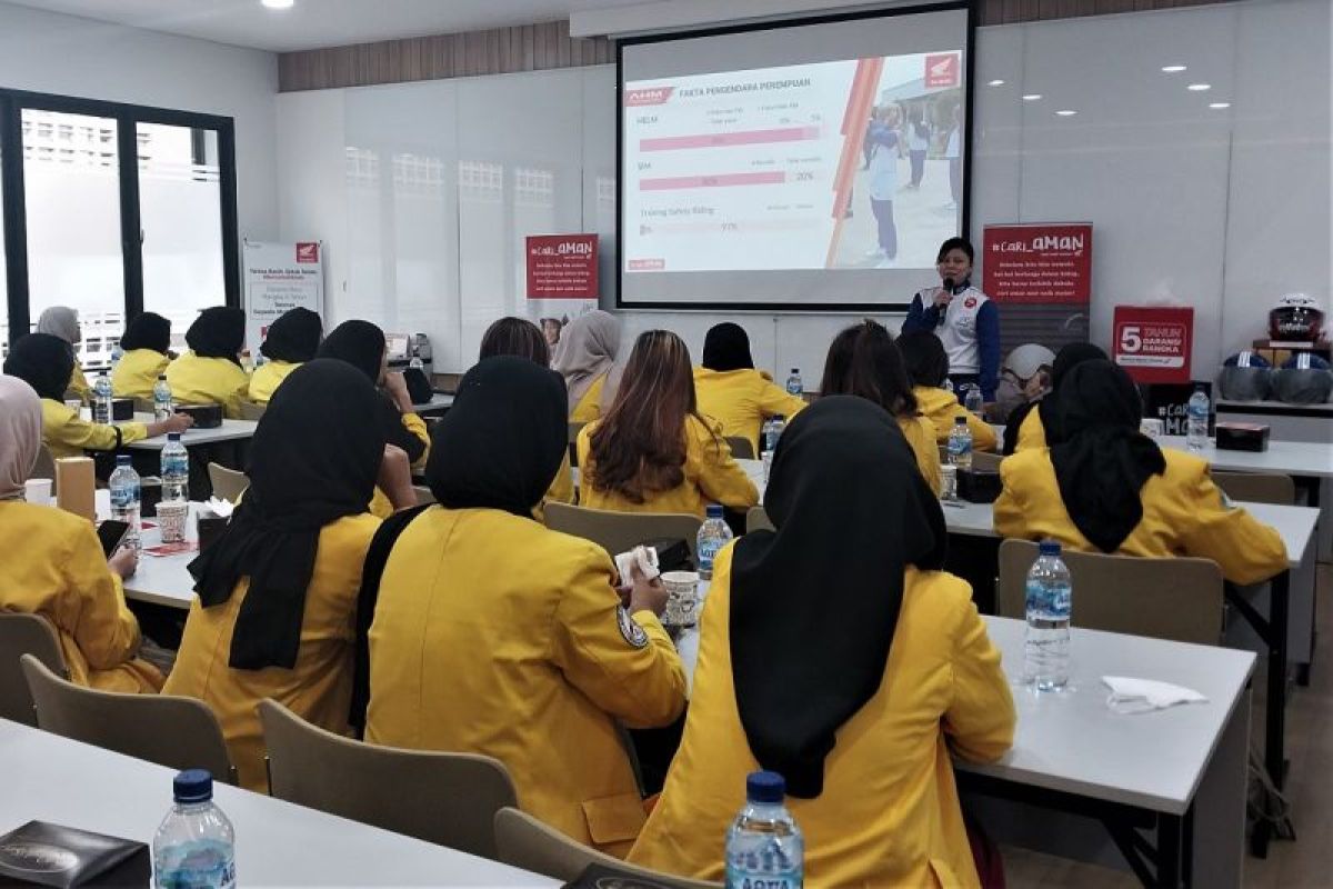 AHM berikan edukasi keselamatan berkendara, merayakan Hari Ibu