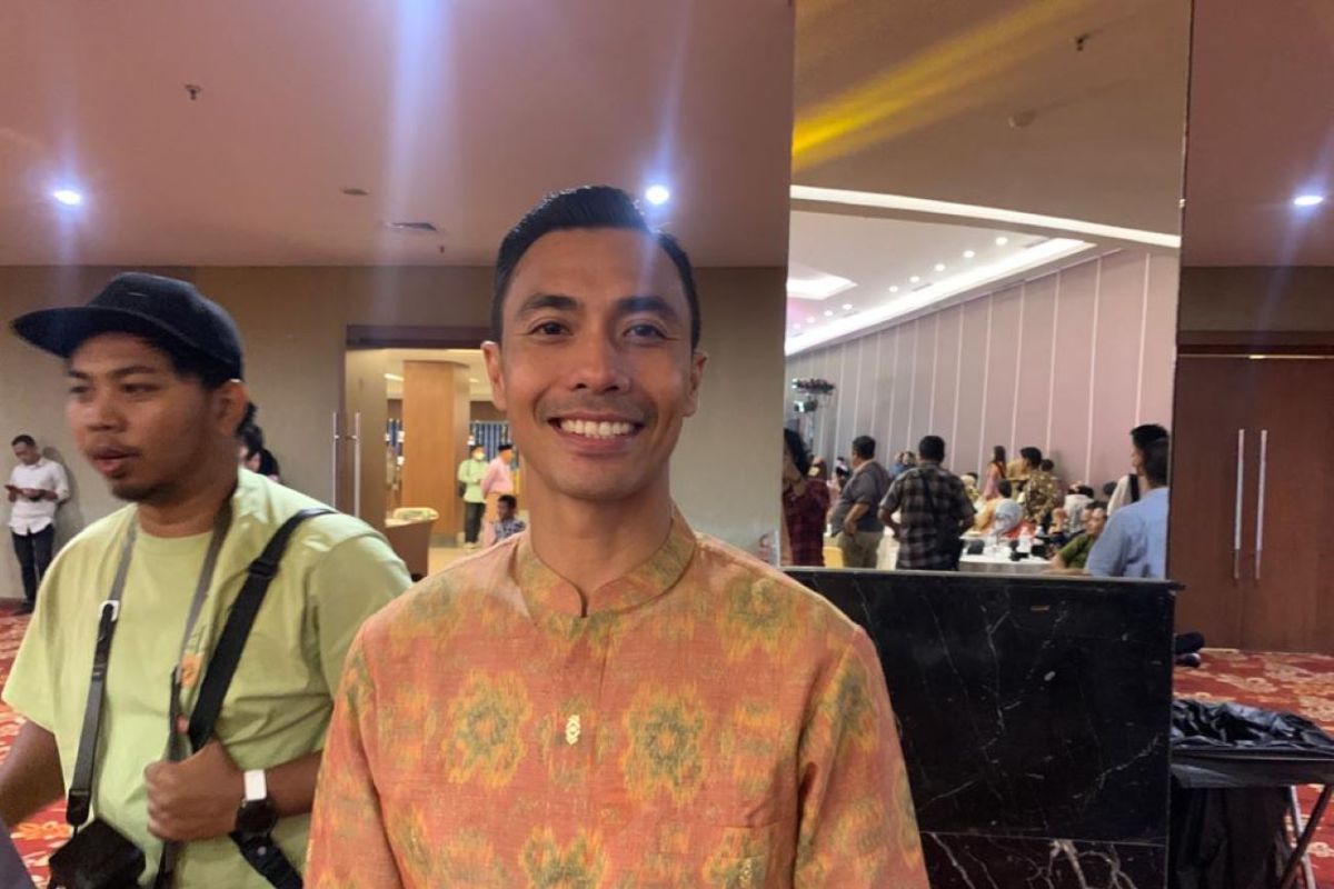 Atlet triathlon Sumsel Jauhari Johan meraih penghargaan dari Lintas Politika Indonesia