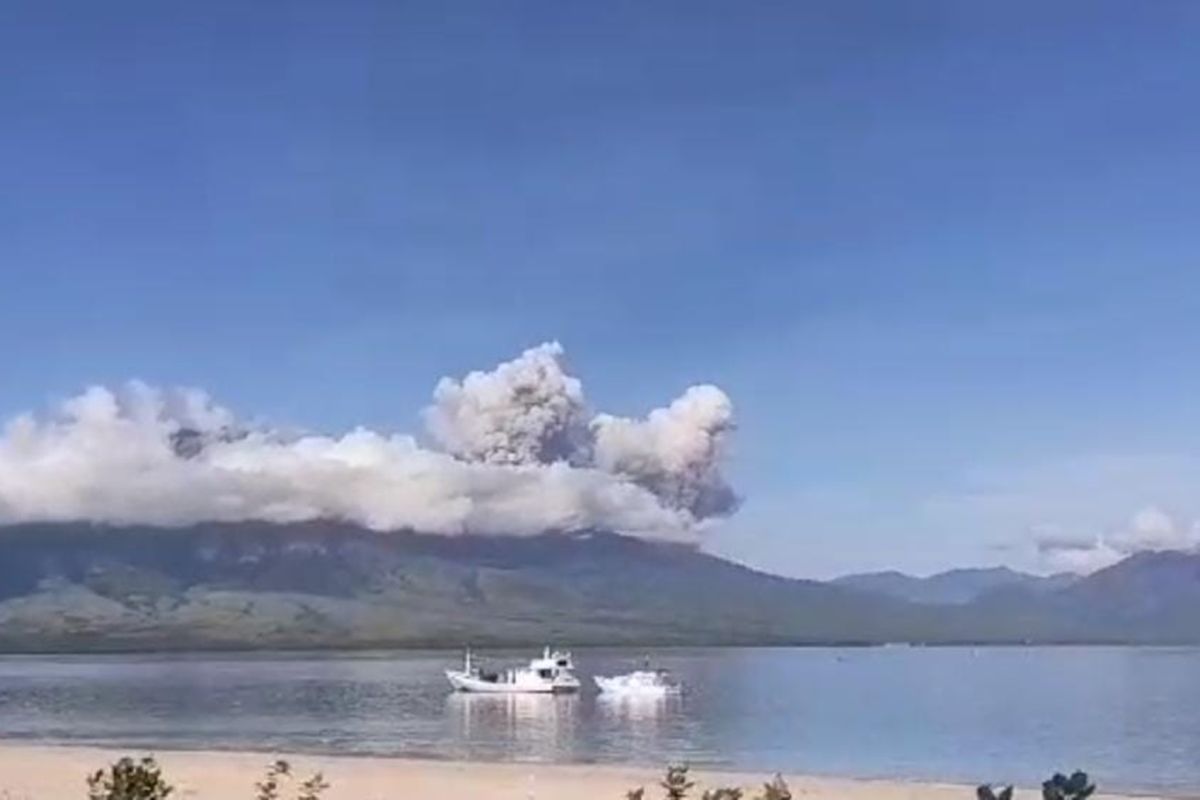 Gunung api Lewotobi Laki-laki di Flores Timur NTT erupsi