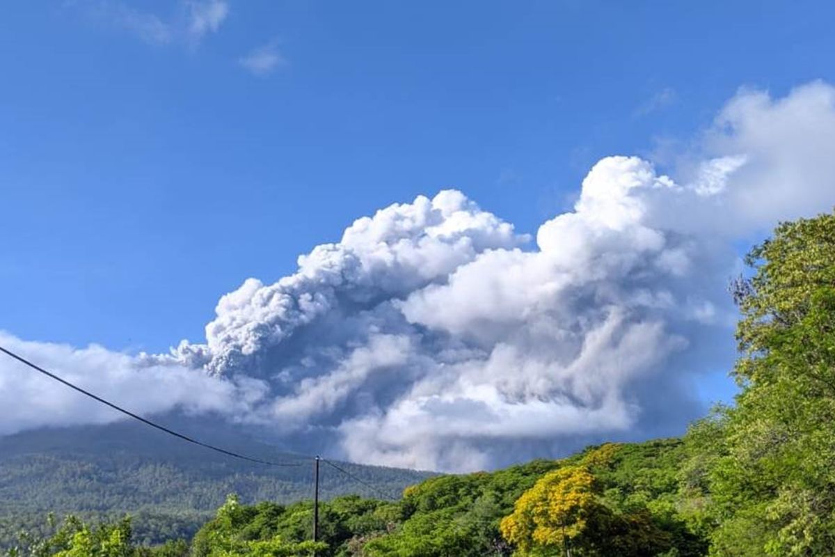 Gunung Lewotobi Laki-laki di Flores Timur erupsi