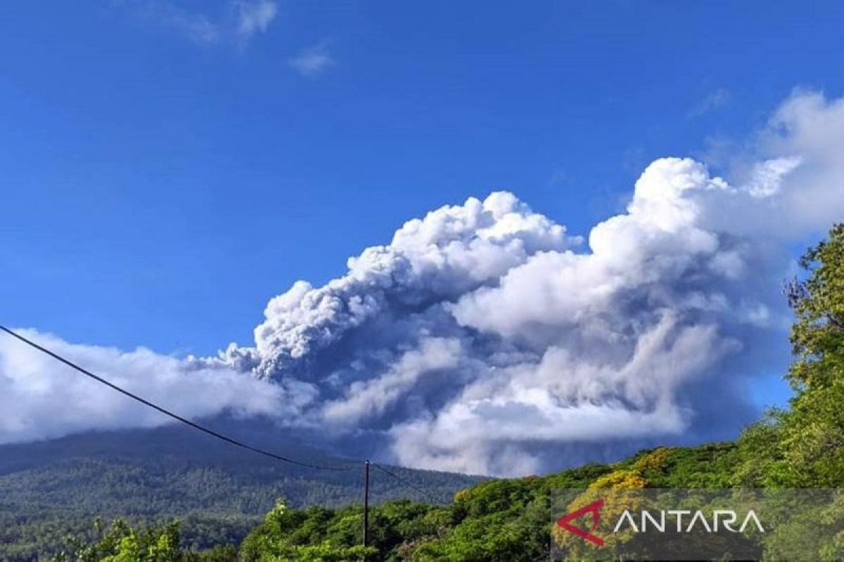 Gunung Lewotobi Laki-laki semburrkan abu vulkanik setinggi 1.000 meter