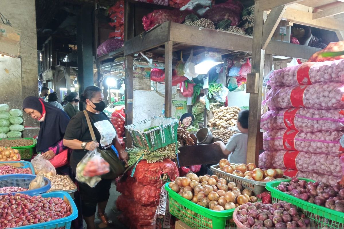 Pedagang Pasar Senen keluhkan kenaikan harga bahan pokok jelang Natal