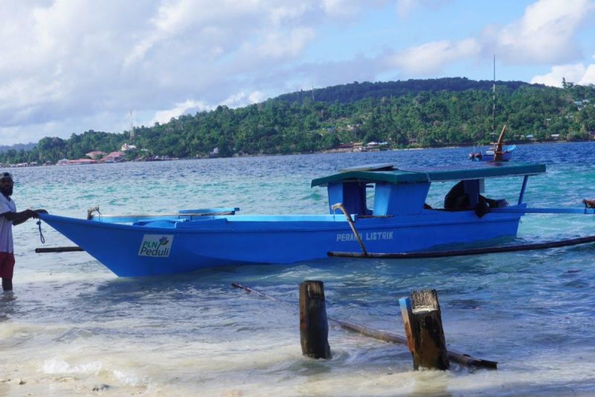 PLN Manokwari bantu nelayan Pulau Mansinam mesin perahu listrik