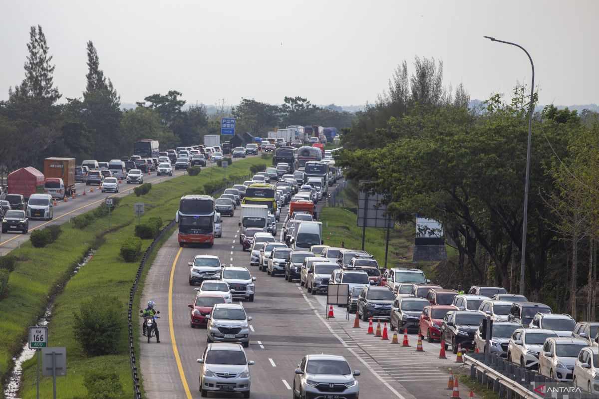 Almost 70,000 cars have left Jakarta for Trans Java toll road: police
