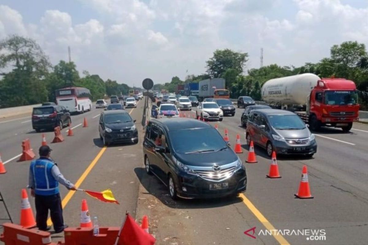 Petugas terapkan "Contraflow" sepanjang 18 kilometer di Jalan Tol Jakarta-Cikampek
