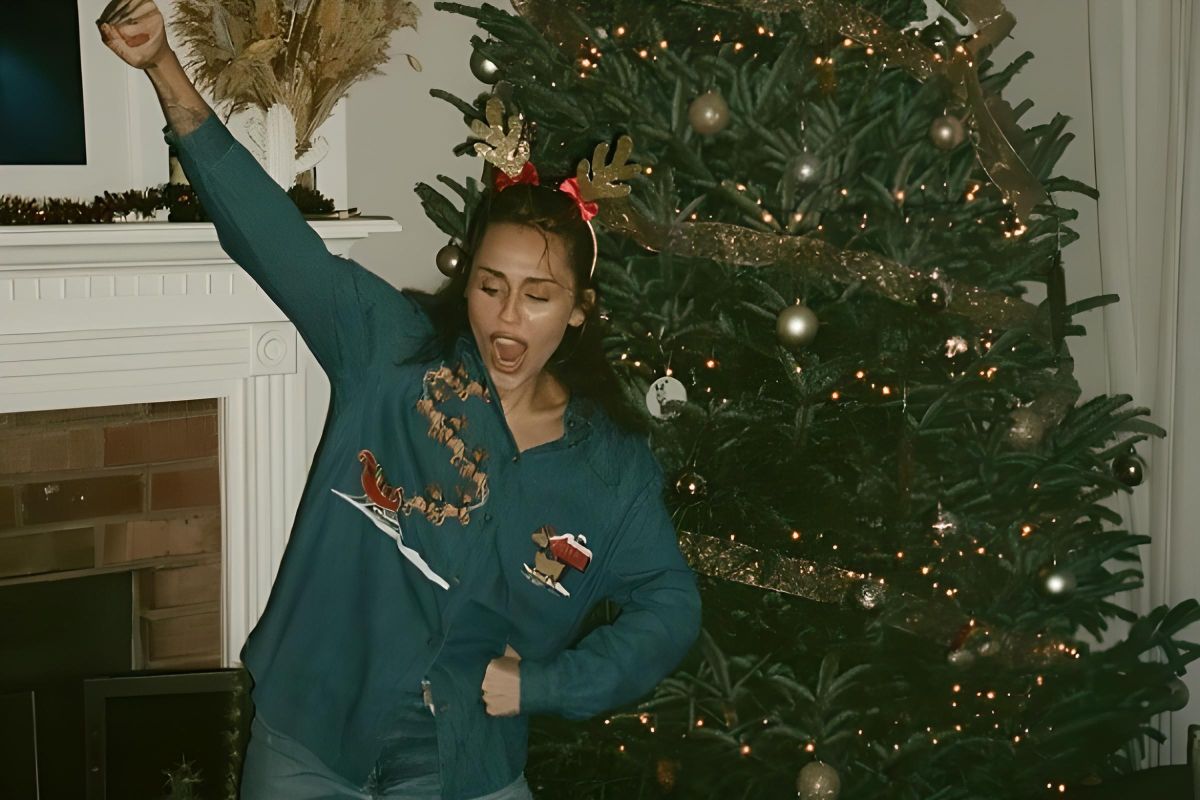 Miley Cyrus rayakan Natal lebih awal bersama ibu dan sahabatnya