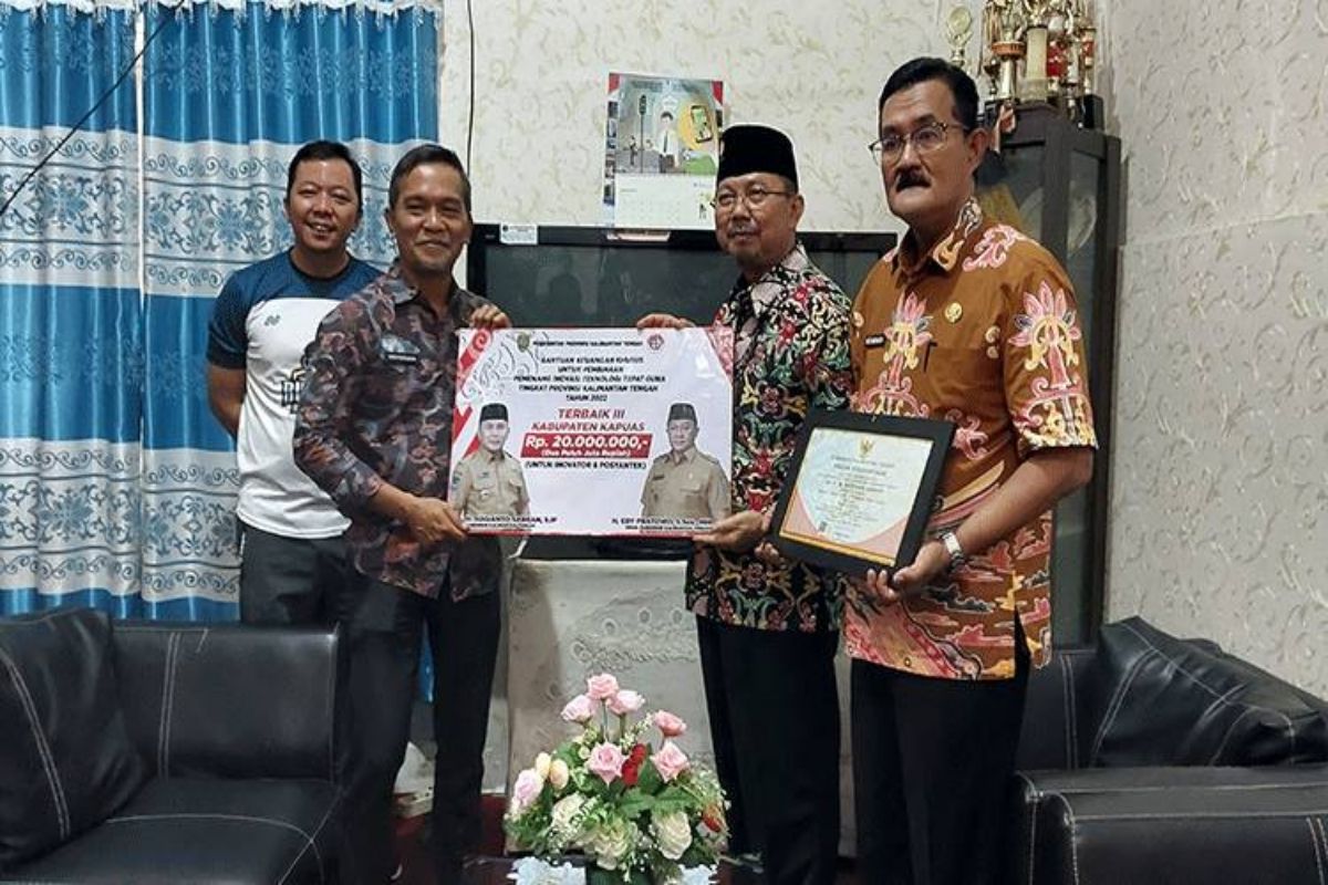 Legislator Kapuas terima penghargaan terbaik III Inovasi TTG