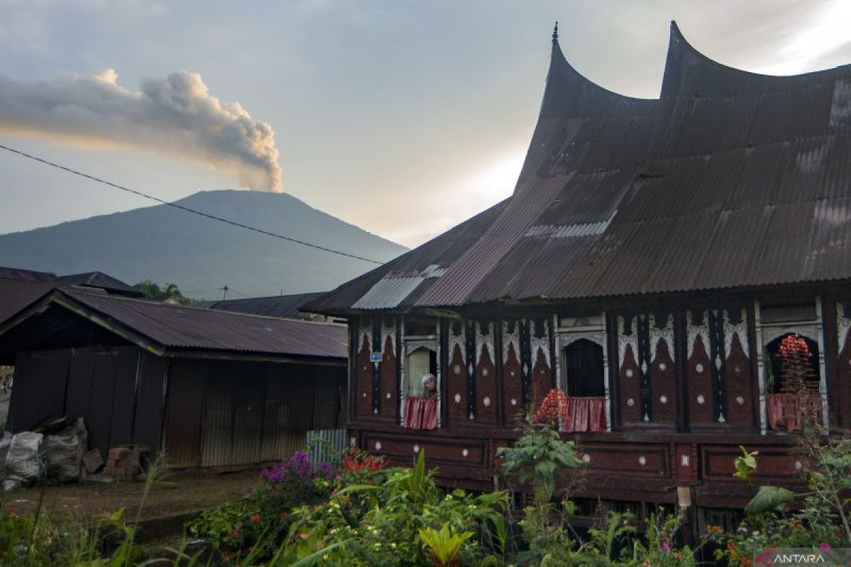 Gunung Marapi Sumbar kembali erupsi