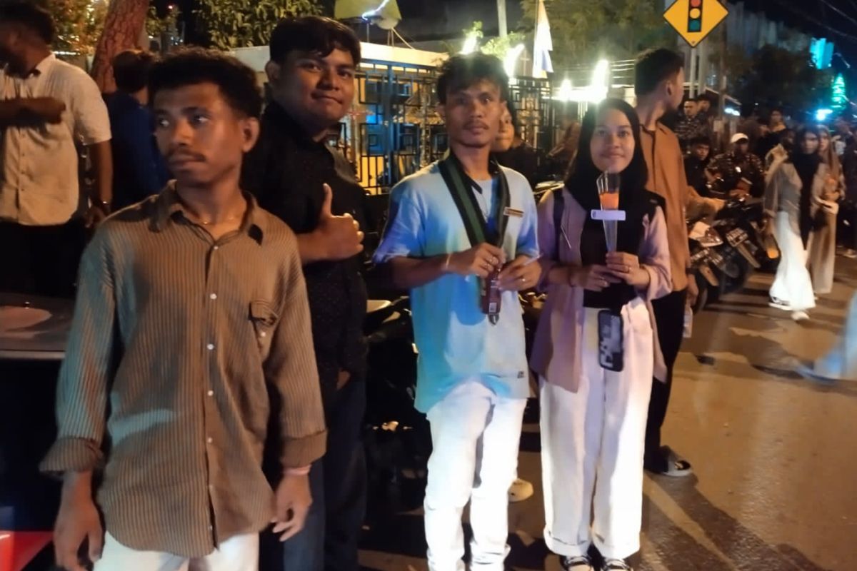 HMI Jayapura bagikan 1.000 bunga ke umat Kristiani saat perayaan Malam Kudus