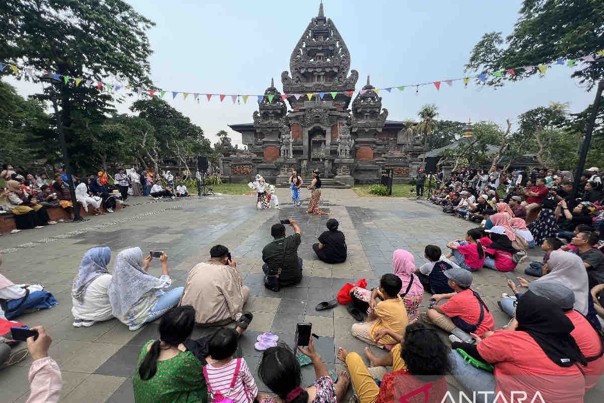 Pertunjukan kisah Ramayana dan tiga tarian NTT memukau pengunjung TMII