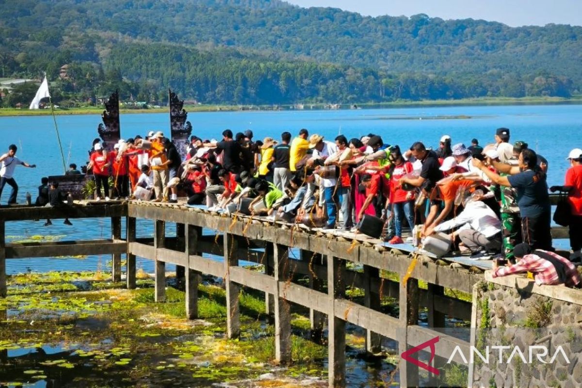 Komunitas peduli lingkungan gunakan eco enzyme untuk rawat Danau Buyan