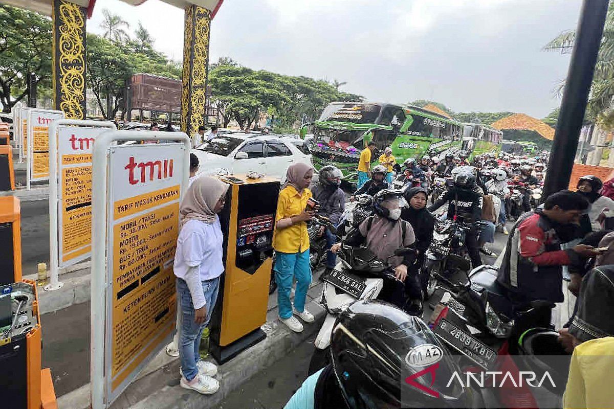 Antrean kendaraan merayap di gerbang TMII saat puncak libur Natal 2023