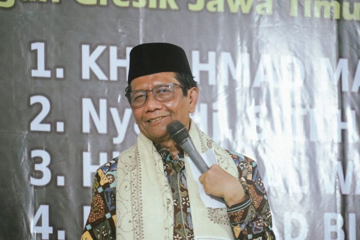 Temui santri di Gresik, Mahfud: lulusan pesantren bisa memimpin negara