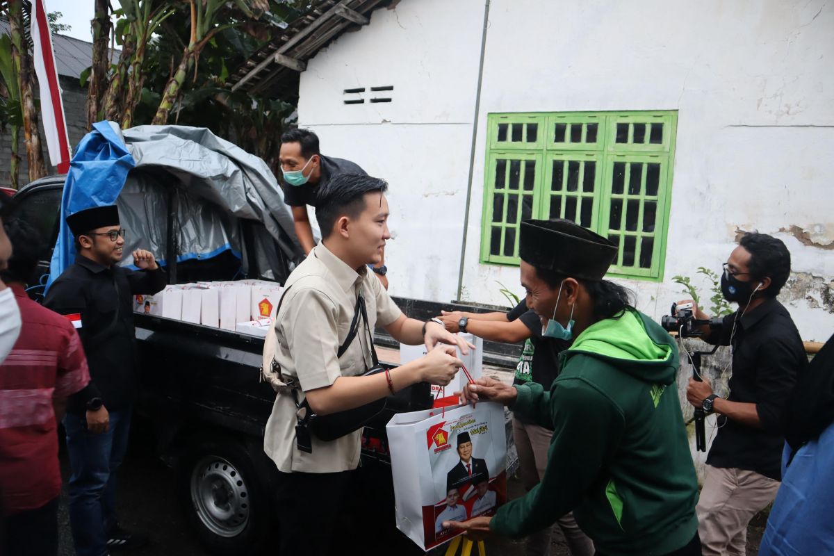 Relawan Berkharisma bagikan makan dan susu dari Jatim hingga Jateng