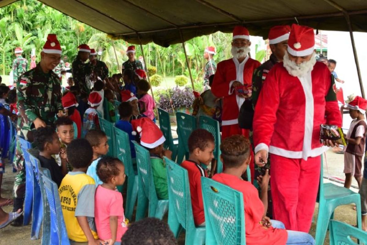 Prajurit Yonif 122/TS bagikan bingkisan Natal perbatasan RI-PNG