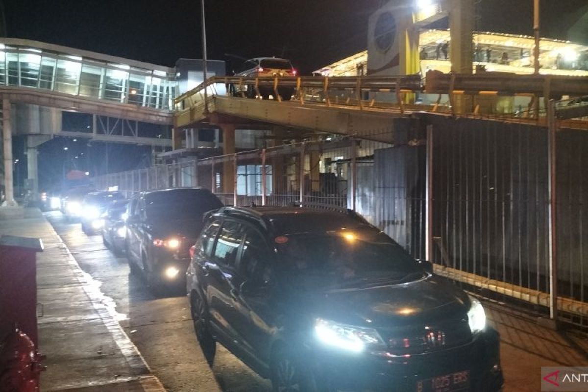Dermaga eksekutif Pelabuhan Bakauheni dipadati mobil pada H-1 Natal