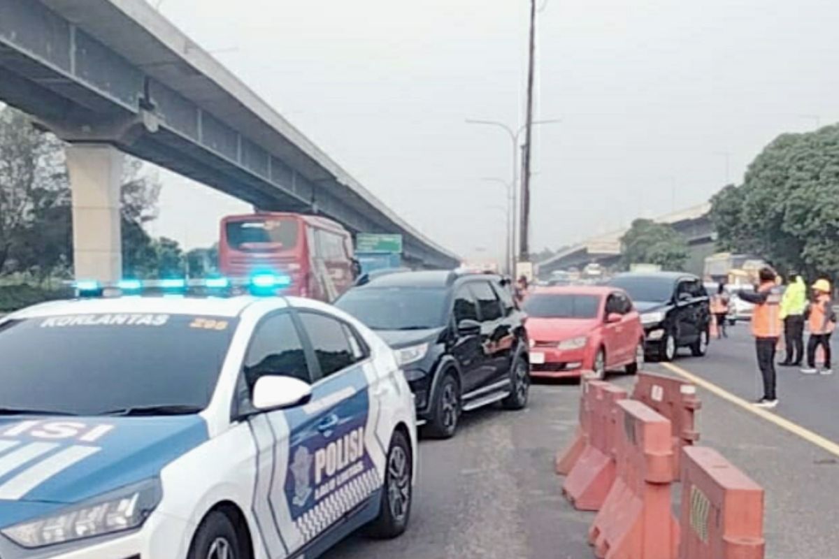 Contraflow kembali diterapkan di KM 55-65 jalan Tol Jakarta-Cikampek pada Minggu