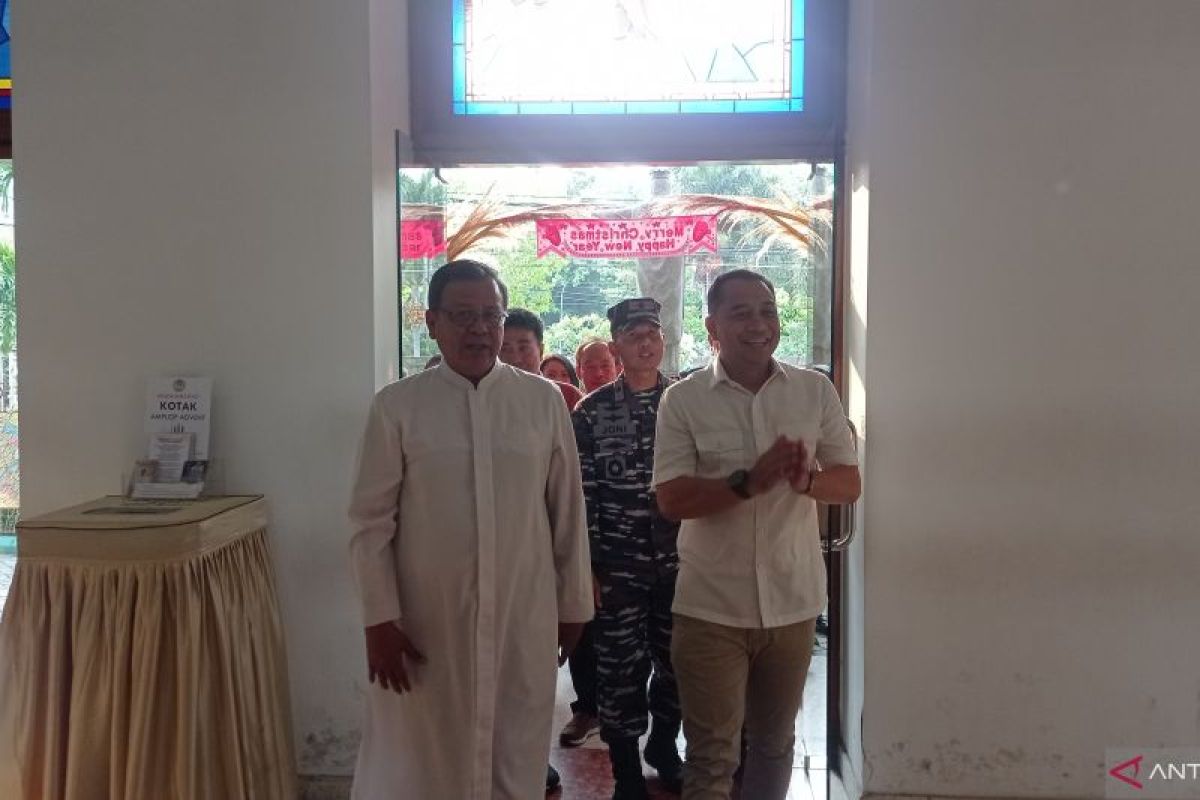 Wali Kota Surabaya tinjau kesiapan dan keamanan tiga gereja jelang Natal 2023