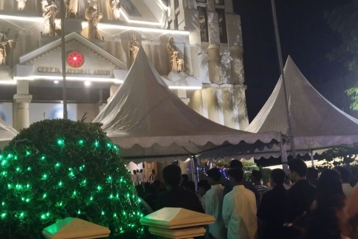 Seribuan umat katolik ikuti misa malam Natal di gereja  katedral Ambon