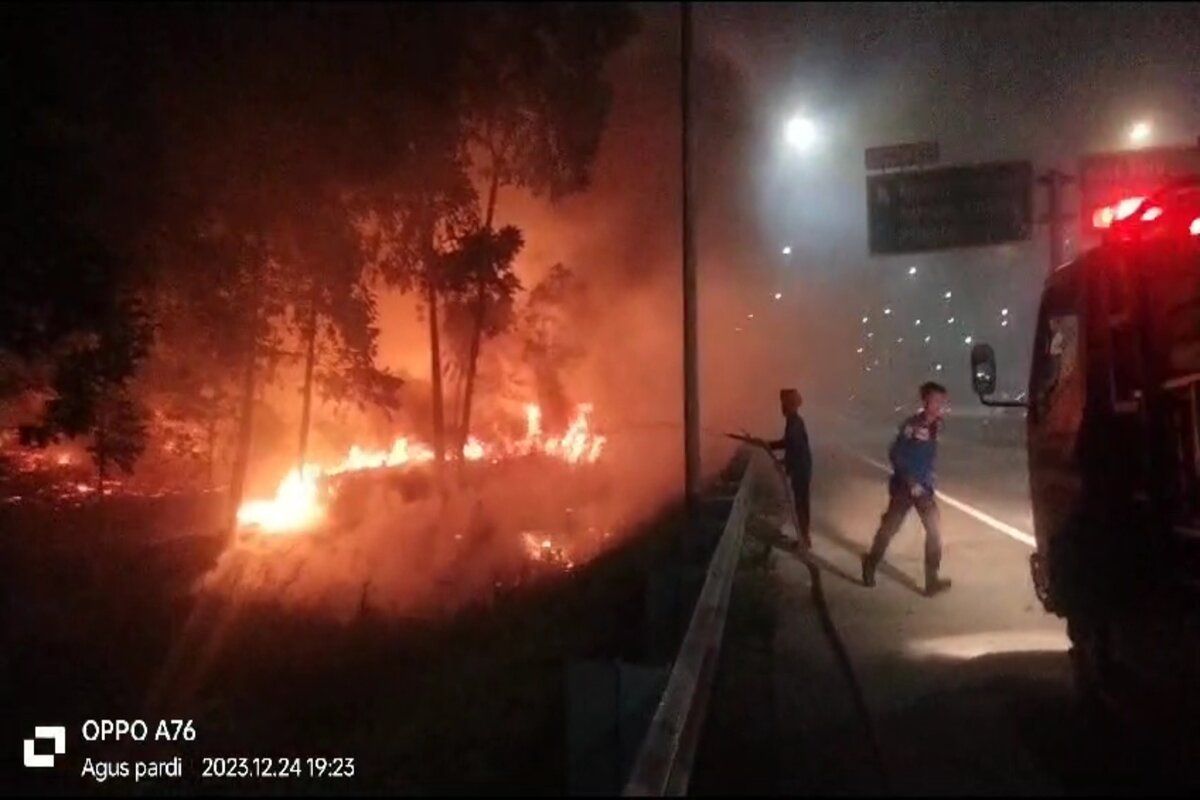 Petugas Damkar Lampung Selatan padamkan kebakaran di exit Tol Lematang