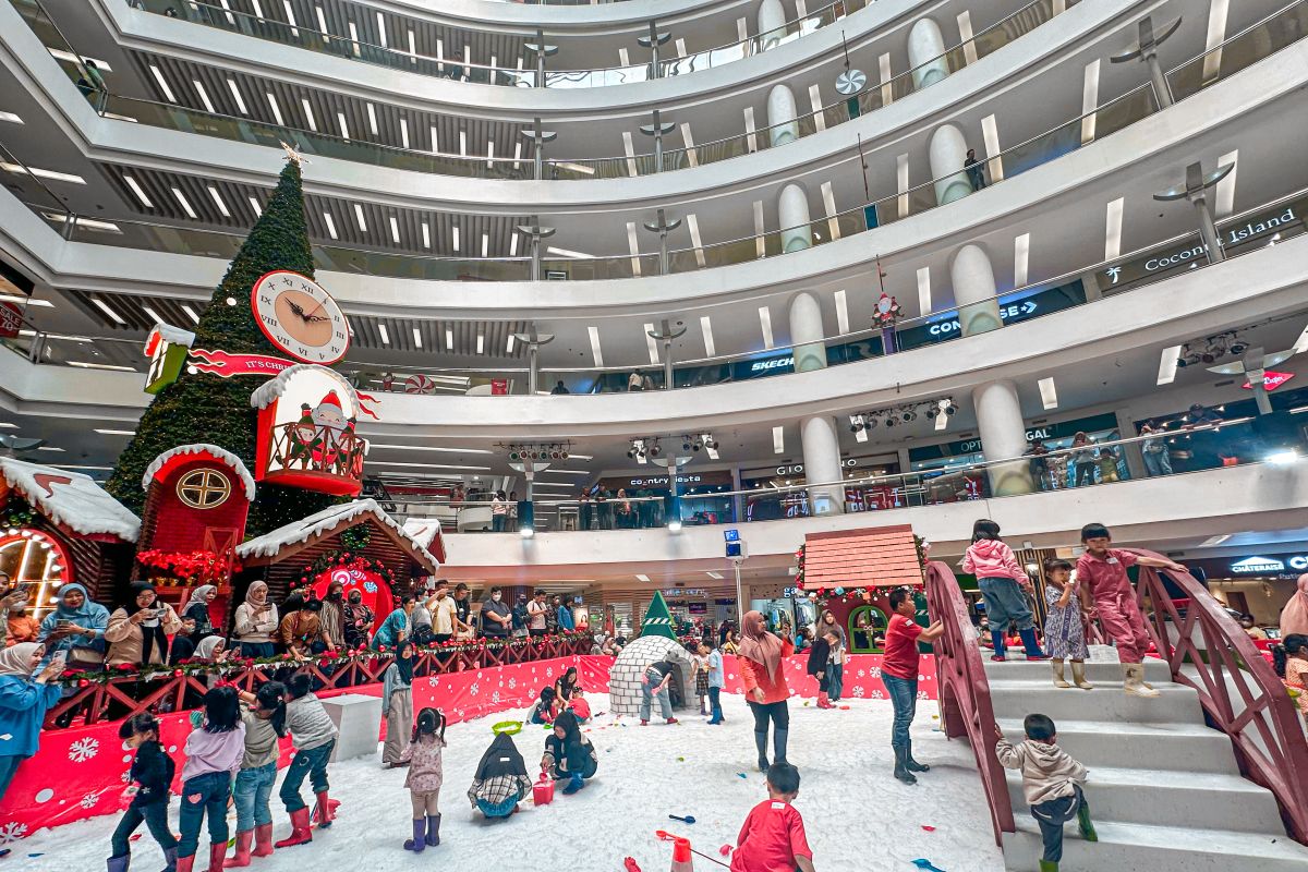 Santa Claus hingga salju manjakan pengunjung di pusat belanja DKI
