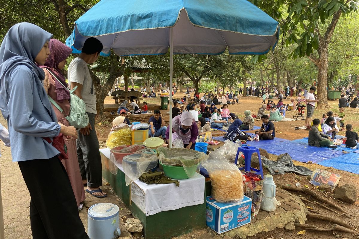 Pendapatan pedagang di Taman Margasatwa Ragunan naik selama natal