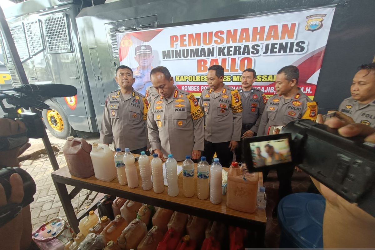 Polrestabes Makassar memusnahkan 2.157 liter miras tradisional sitaan